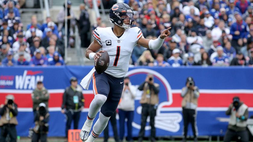Chicago Bears quarterback Justin Fields är glada över att träffa D. J. Moore